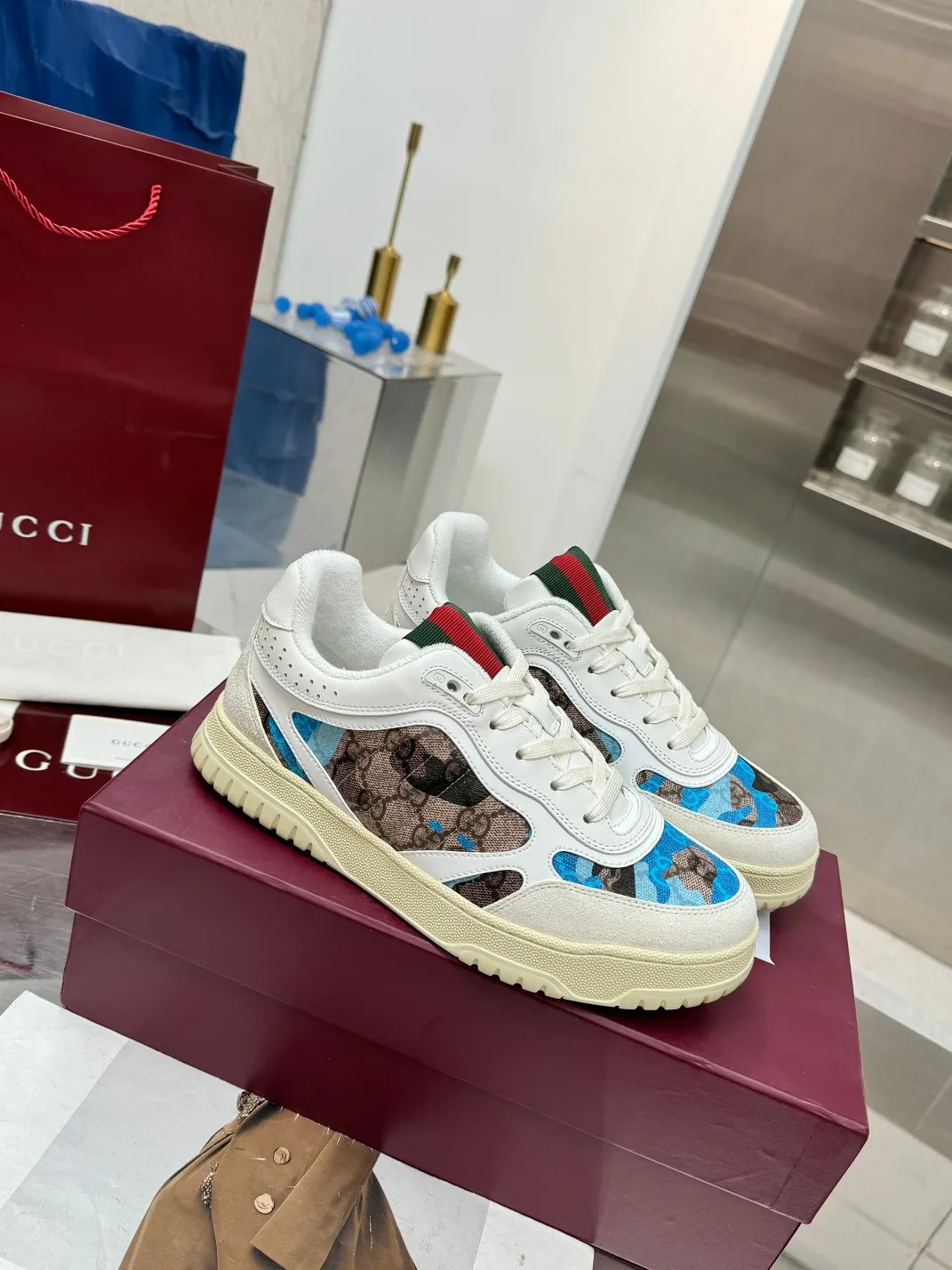 Men's Men's Shoes 💰640 Gucci Gucci's latest hot-selling series of high and low-top distressed couple sneakers are shipped. The originals are purchased, developed and manufactured. This high-low top sneaker adopts a basketball-style silhouette design, cleverly integrated with hollow panels and distressed effects, showing its unique ingenuity. The ingenuity incorporates brand logo details such as interlocking Double G styling accessories and Gucci lettering, a low-key tribute to the brand's design heritage.  ▪️ Fabric: Original customized imported first-layer cowhide ▪️ Lining: Sweat-absorbent and deodorant towel lining ▪️ Sole: Original molded TPU sole ▪️ Sole thickness: 3cm ▪️ Size: Male 39-46 (Male 38 46 customized)